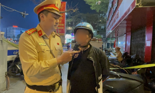 CSGT H&agrave; Nội đồng loạt kiểm tra nồng độ cồn đ&ecirc;m 7.3, ph&aacute;t hiện h&agrave;ng trăm người vi phạm- Ảnh 5.