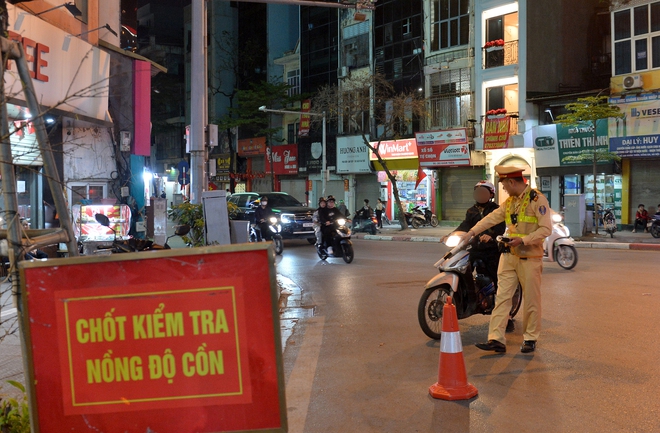 CSGT H&agrave; Nội đồng loạt kiểm tra nồng độ cồn đ&ecirc;m 7.3, ph&aacute;t hiện h&agrave;ng trăm người vi phạm- Ảnh 3.