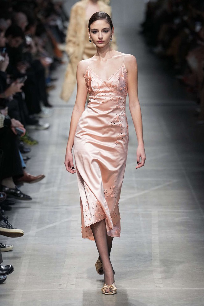 Mẹo phối đồ theo xu hướng vintage revival chuẩn fashionista hiệu quả- Ảnh 10. Mẹo phối đồ theo xu hướng vintage revival chuẩn fashionista hiệu quả- Ảnh 10.