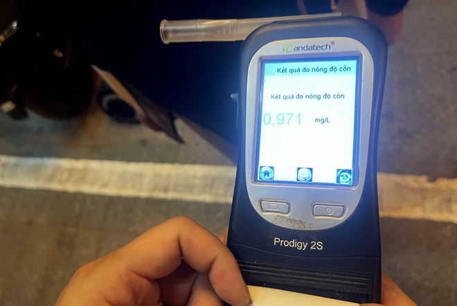 CSGT H&agrave; Nội đồng loạt kiểm tra nồng độ cồn đ&ecirc;m 7.3, ph&aacute;t hiện h&agrave;ng trăm người vi phạm- Ảnh 6.