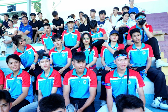 CĐV Trường ĐH Đồng Tháp lặn lội đường xa đến Nha Trang tiếp lửa đội nhà- Ảnh 4. CĐV Trường ĐH Đồng Tháp lặn lội đường xa đến Nha Trang tiếp lửa đội nhà- Ảnh 4.