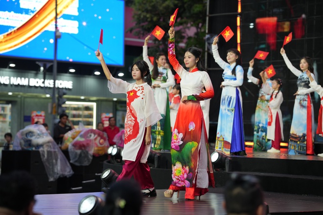 Chung kết Duy&ecirc;n d&aacute;ng &Aacute;o d&agrave;i TP.HCM: Khi cộng đồng c&ugrave;ng t&ocirc;n vinh t&agrave; &aacute;o d&acirc;n tộc- Ảnh 11.