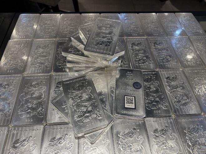 Gi&aacute; v&agrave;ng, gi&aacute; bạc s&aacute;ng 10.4 tiếp tục 'lao dốc' - Ảnh 2.