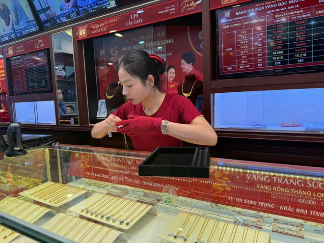 Gi&aacute; v&agrave;ng, gi&aacute; bạc s&aacute;ng 10.4 tiếp tục 'lao dốc' - Ảnh 1.