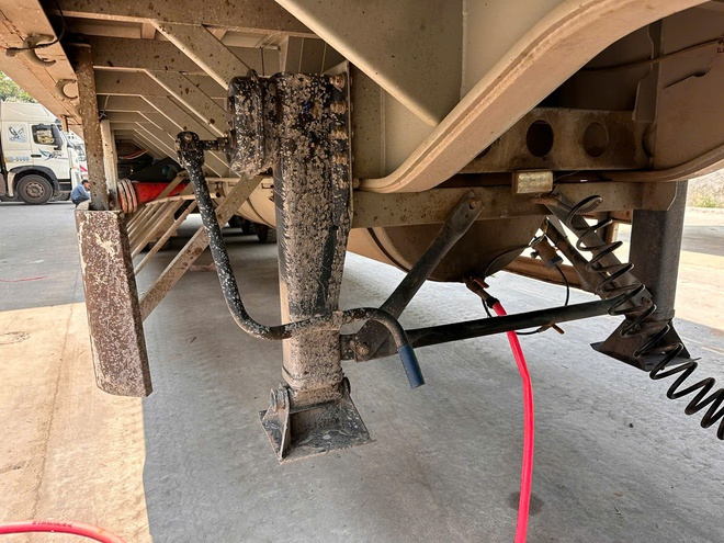 Gia cố gầm xe tải để vận chuyển tr&aacute;i ph&eacute;p dầu diesel qua bi&ecirc;n giới- Ảnh 4.