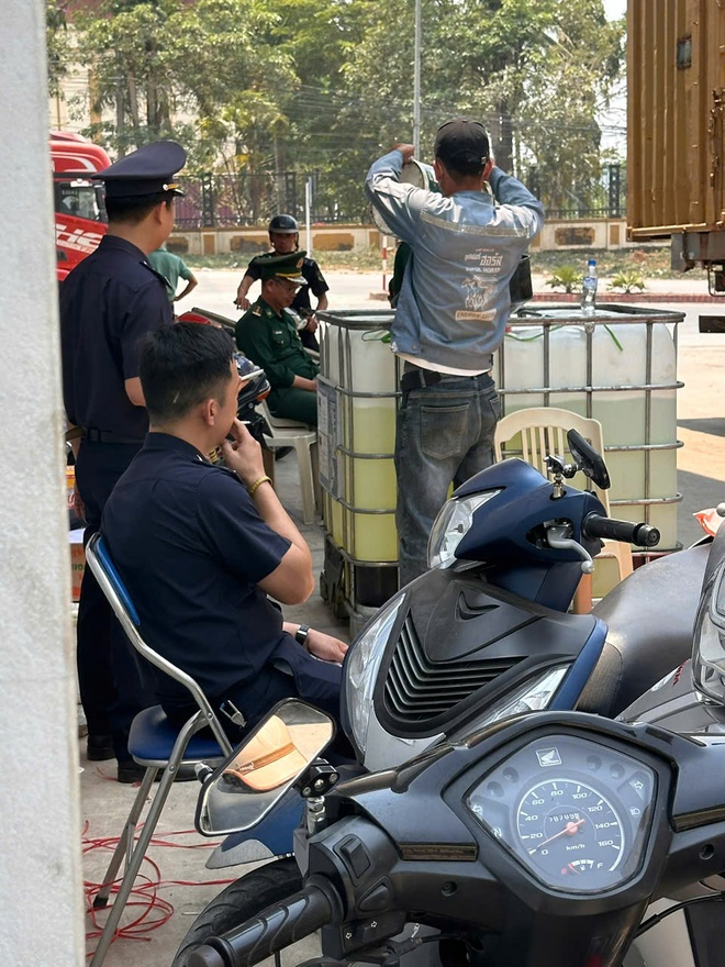 Gia cố gầm xe tải để vận chuyển tr&aacute;i ph&eacute;p dầu diesel qua bi&ecirc;n giới- Ảnh 5.