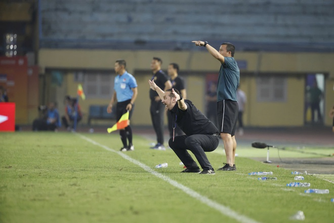 Toàn cảnh HLV Popov bị thẻ đỏ, ném thẻ như ngoài ‘chợ’: Trợ lý Văn Biển và HLV Thanh Hóa nói gì?- Ảnh 2. Toàn cảnh HLV Popov bị thẻ đỏ, ném thẻ như ngoài ‘chợ’: Trợ lý Văn Biển và HLV Thanh Hóa nói gì?- Ảnh 2.