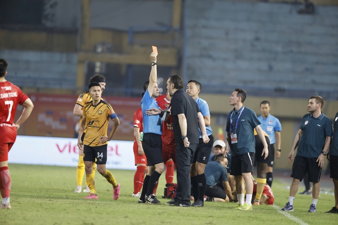 Toàn cảnh HLV Popov bị thẻ đỏ, ném thẻ như ngoài ‘chợ’: Trợ lý Văn Biển và HLV Thanh Hóa nói gì?- Ảnh 4. Toàn cảnh HLV Popov bị thẻ đỏ, ném thẻ như ngoài ‘chợ’: Trợ lý Văn Biển và HLV Thanh Hóa nói gì?- Ảnh 4.