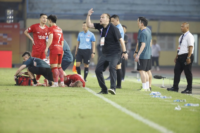 Toàn cảnh HLV Popov bị thẻ đỏ, ném thẻ như ngoài ‘chợ’: Trợ lý Văn Biển và HLV Thanh Hóa nói gì?- Ảnh 8. Toàn cảnh HLV Popov bị thẻ đỏ, ném thẻ như ngoài ‘chợ’: Trợ lý Văn Biển và HLV Thanh Hóa nói gì?- Ảnh 8.