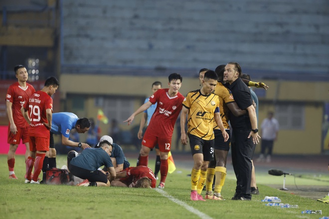 Toàn cảnh HLV Popov bị thẻ đỏ, ném thẻ như ngoài ‘chợ’: Trợ lý Văn Biển và HLV Thanh Hóa nói gì?- Ảnh 7. Toàn cảnh HLV Popov bị thẻ đỏ, ném thẻ như ngoài ‘chợ’: Trợ lý Văn Biển và HLV Thanh Hóa nói gì?- Ảnh 7.