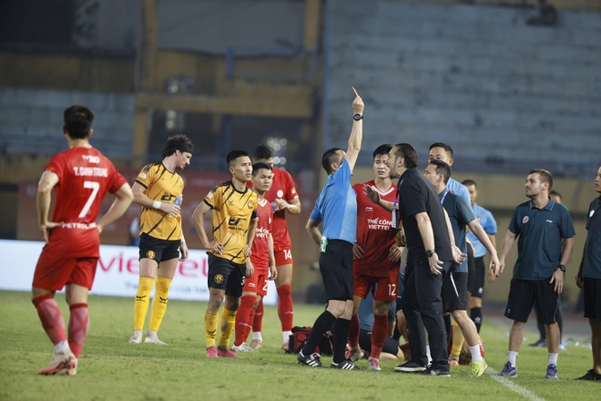Toàn cảnh HLV Popov bị thẻ đỏ, ném thẻ như ngoài ‘chợ’: Trợ lý Văn Biển và HLV Thanh Hóa nói gì?- Ảnh 6. Toàn cảnh HLV Popov bị thẻ đỏ, ném thẻ như ngoài ‘chợ’: Trợ lý Văn Biển và HLV Thanh Hóa nói gì?- Ảnh 6.
