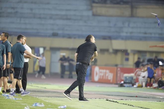 Toàn cảnh HLV Popov bị thẻ đỏ, ném thẻ như ngoài ‘chợ’: Trợ lý Văn Biển và HLV Thanh Hóa nói gì?- Ảnh 9. Toàn cảnh HLV Popov bị thẻ đỏ, ném thẻ như ngoài ‘chợ’: Trợ lý Văn Biển và HLV Thanh Hóa nói gì?- Ảnh 9.