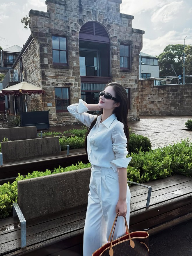 Áo sơ mi trắng, 'chìa khóa' biến hóa đa phong cách cho nàng hiện đại- Ảnh 10.