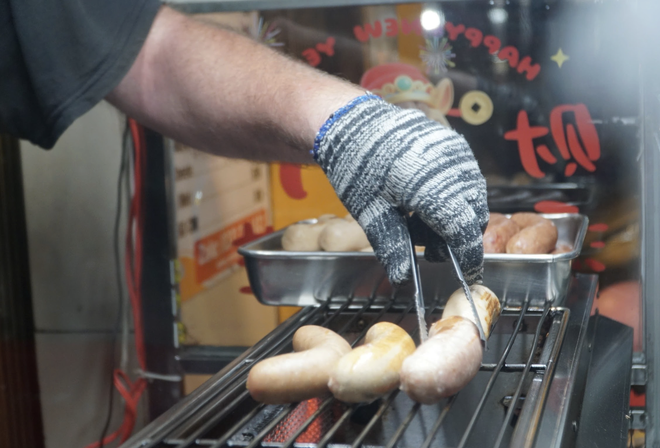 &Ocirc;ng T&acirc;y b&aacute;n x&uacute;c x&iacute;ch Đức nổi tiếng ở TP . HCM vẫn gắn b&oacute; với ẩm thực Việt - Ảnh 5.