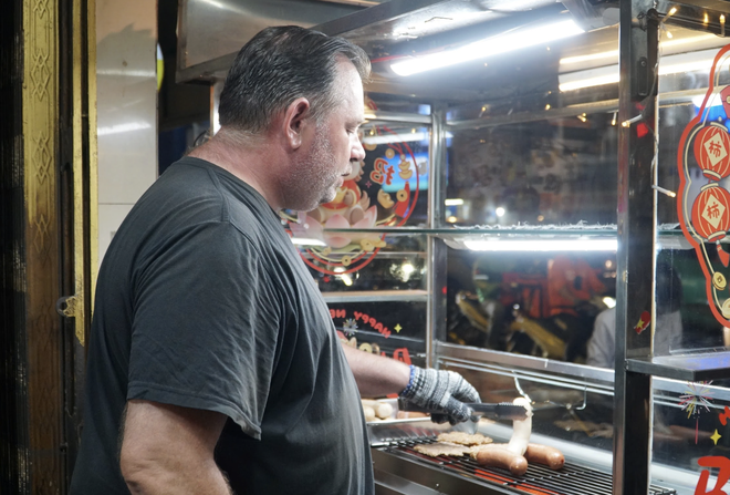 &Ocirc;ng T&acirc;y b&aacute;n x&uacute;c x&iacute;ch Đức nổi tiếng ở TP . HCM vẫn gắn b&oacute; với ẩm thực Việt - Ảnh 4.