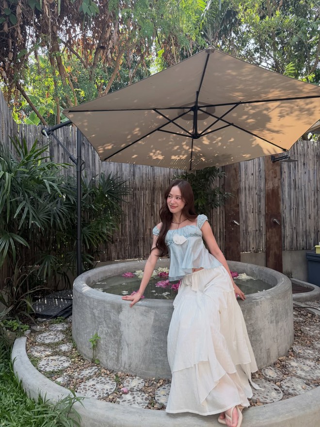 Chân váy trắng giúp nàng tỏa sáng ngày hè rực rỡ- Ảnh 1. Chân váy trắng giúp nàng tỏa sáng ngày hè rực rỡ- Ảnh 1.