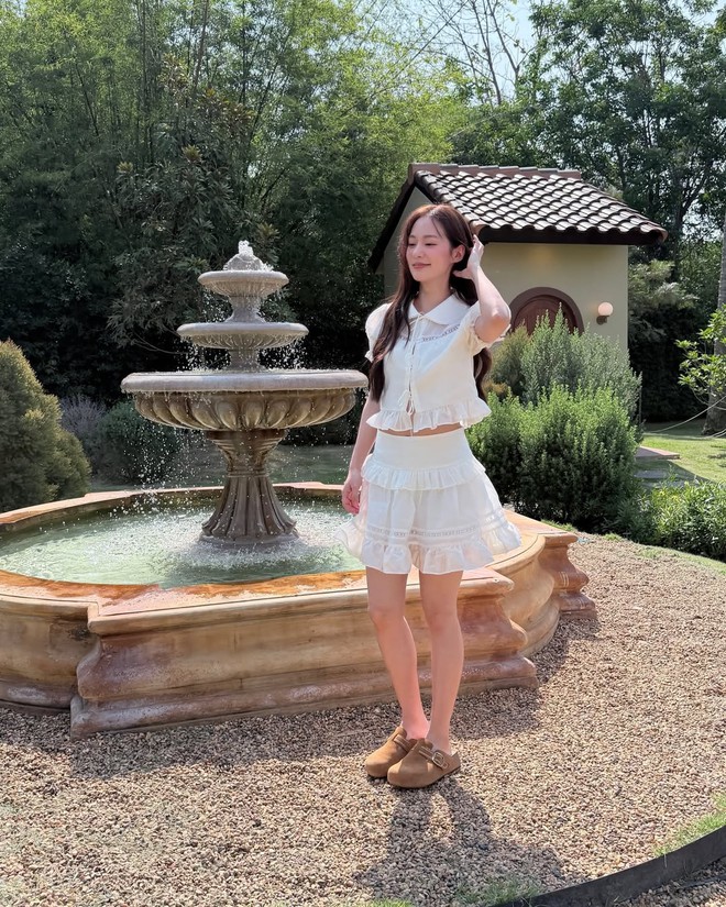 Chân váy trắng giúp nàng tỏa sáng ngày hè rực rỡ- Ảnh 7. Chân váy trắng giúp nàng tỏa sáng ngày hè rực rỡ- Ảnh 7.