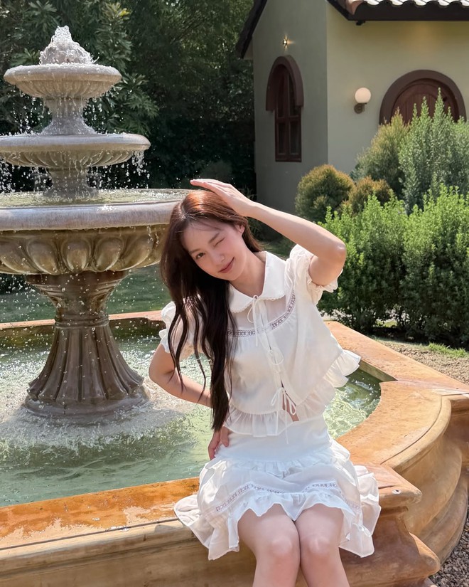 Chân váy trắng giúp nàng tỏa sáng ngày hè rực rỡ- Ảnh 6. Chân váy trắng giúp nàng tỏa sáng ngày hè rực rỡ- Ảnh 6.