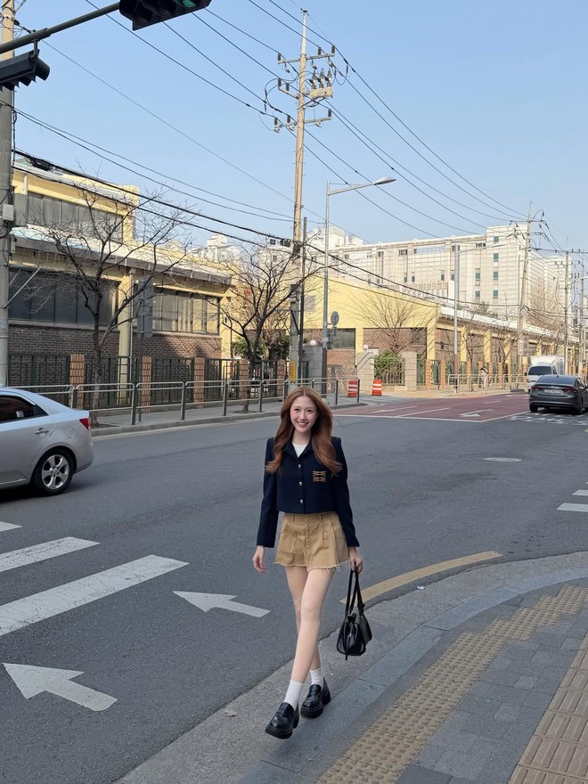 Từ công sở đến dạo phố, chân váy chữ A 'cân' mọi phong cách- Ảnh 10.