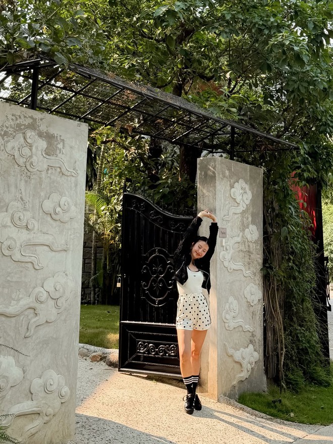 Chấm bi trở lại: Họa tiết 'nhỏ mà có võ' khuấy đảo tủ đồ của nàng- Ảnh 1.