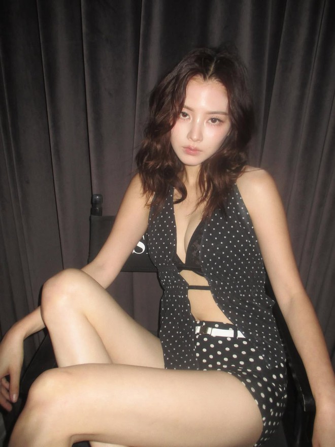 Chấm bi trở lại: Họa tiết 'nhỏ mà có võ' khuấy đảo tủ đồ của nàng- Ảnh 10.