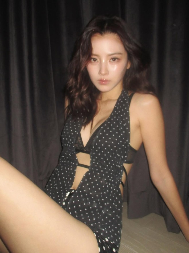 Chấm bi trở lại: Họa tiết 'nhỏ mà có võ' khuấy đảo tủ đồ của nàng- Ảnh 9.