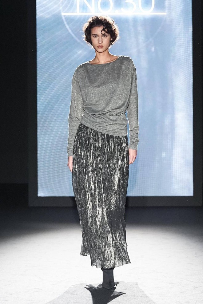 Màu chì 'phát sáng' - ít nhưng đắt, giúp nàng công sở tỏa sáng mỗi ngày- Ảnh 3. Màu chì 'phát sáng' - ít nhưng đắt, giúp nàng công sở tỏa sáng mỗi ngày- Ảnh 3.