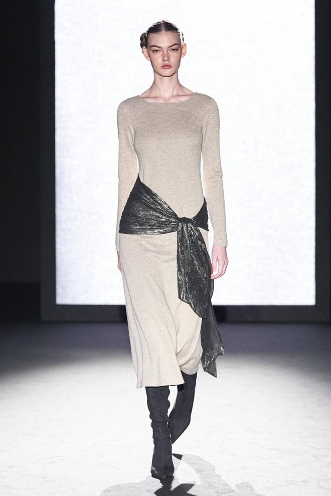 Màu chì 'phát sáng' - ít nhưng đắt, giúp nàng công sở tỏa sáng mỗi ngày- Ảnh 5. Màu chì 'phát sáng' - ít nhưng đắt, giúp nàng công sở tỏa sáng mỗi ngày- Ảnh 5.