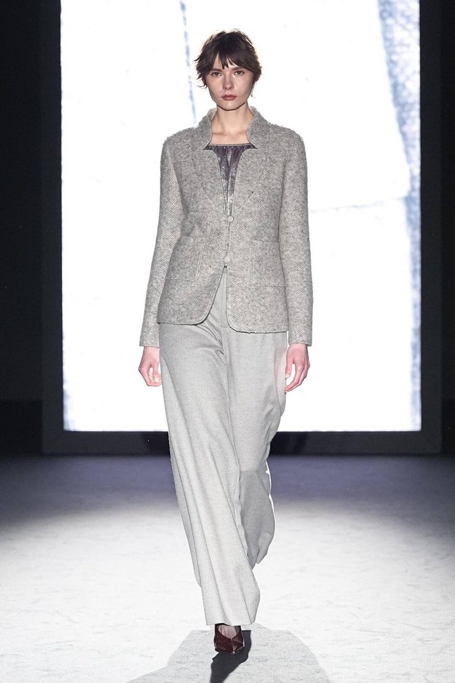 Màu chì 'phát sáng' - ít nhưng đắt, giúp nàng công sở tỏa sáng mỗi ngày- Ảnh 4. Màu chì 'phát sáng' - ít nhưng đắt, giúp nàng công sở tỏa sáng mỗi ngày- Ảnh 4.