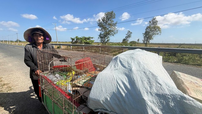 Cụ ông nhặt ve chai nuôi cả gia đình bệnh tật- Ảnh 1. Cụ ông nhặt ve chai nuôi cả gia đình bệnh tật- Ảnh 1.