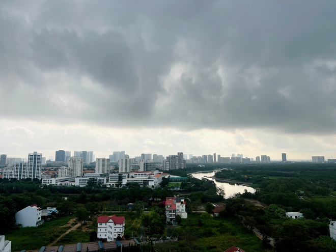 TP.HCM mây đen ùn ùn kéo đến, hôm nay sẽ có 'mưa vàng' giải nhiệt?- Ảnh 1. TP.HCM mây đen ùn ùn kéo đến, hôm nay sẽ có 'mưa vàng' giải nhiệt?- Ảnh 1.
