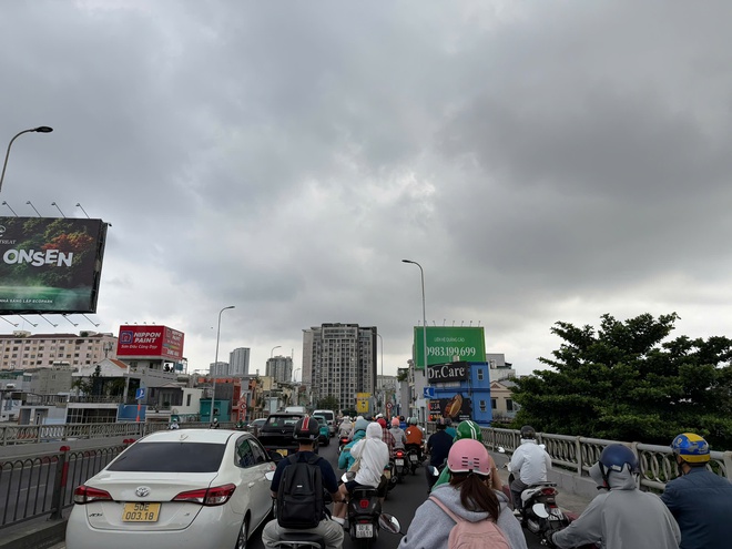 TP.HCM mây đen ùn ùn kéo đến, hôm nay sẽ có 'mưa vàng' giải nhiệt?- Ảnh 2. TP.HCM mây đen ùn ùn kéo đến, hôm nay sẽ có 'mưa vàng' giải nhiệt?- Ảnh 2.