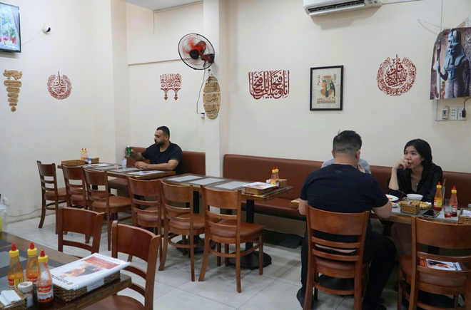 Qu&aacute;n ăn Ai Cập giữa l&ograve;ng TP.HCM: Kh&aacute;ch Trung Đ&ocirc;ng t&igrave;m thấy hương vị qu&ecirc; hương - Ảnh 3.