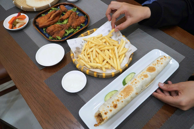 Qu&aacute;n ăn Ai Cập giữa l&ograve;ng TP.HCM: Kh&aacute;ch Trung Đ&ocirc;ng t&igrave;m thấy hương vị qu&ecirc; hương - Ảnh 4.