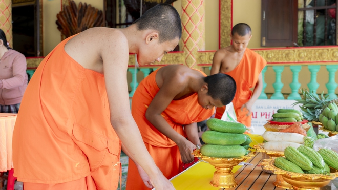 Người trẻ Khmer lễ ch&ugrave;a cầu b&igrave;nh an dịp Tết Ch&ocirc;l Chnăm Thm&acirc;y - Ảnh 6.