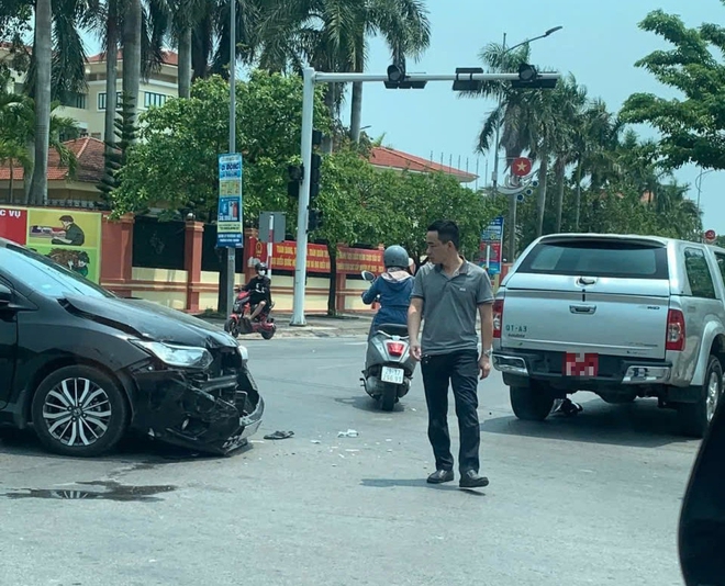 Đ&egrave;n t&iacute;n hiệu hỏng h&agrave;ng loạt, giao th&ocirc;ng ở Đồng Hới rối loạn - Ảnh 5.