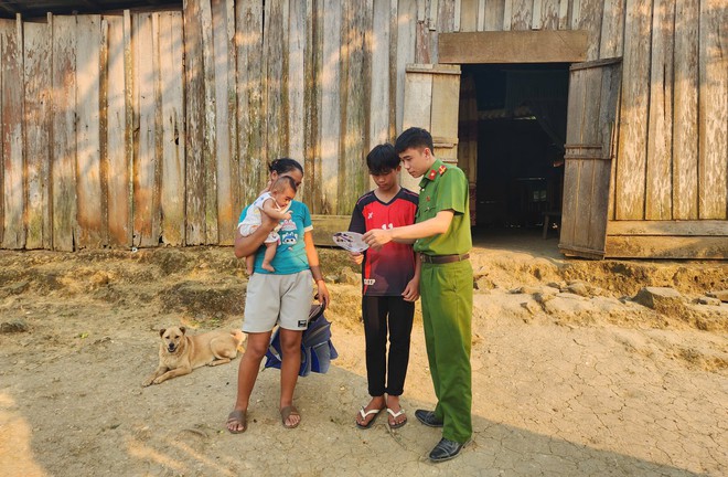 Công an xã tặng quạt cho người dân Kim Điền Giữa nắng nóng mùa hè 2026 - Ảnh 8. Công an xã tặng quạt cho người dân Kim Điền Giữa nắng nóng mùa hè 2026 - Ảnh 8.