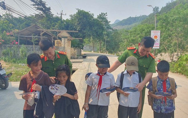 Công an xã tặng quạt cho người dân Kim Điền Giữa nắng nóng mùa hè 2026 - Ảnh 7. Công an xã tặng quạt cho người dân Kim Điền Giữa nắng nóng mùa hè 2026 - Ảnh 7.