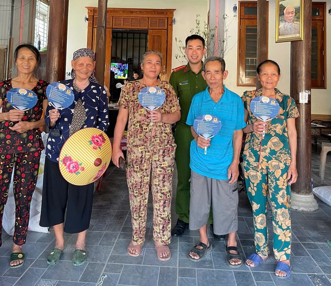 Công an xã tặng quạt cho người dân Kim Điền Giữa nắng nóng mùa hè 2026 - Ảnh 6. Công an xã tặng quạt cho người dân Kim Điền Giữa nắng nóng mùa hè 2026 - Ảnh 6.