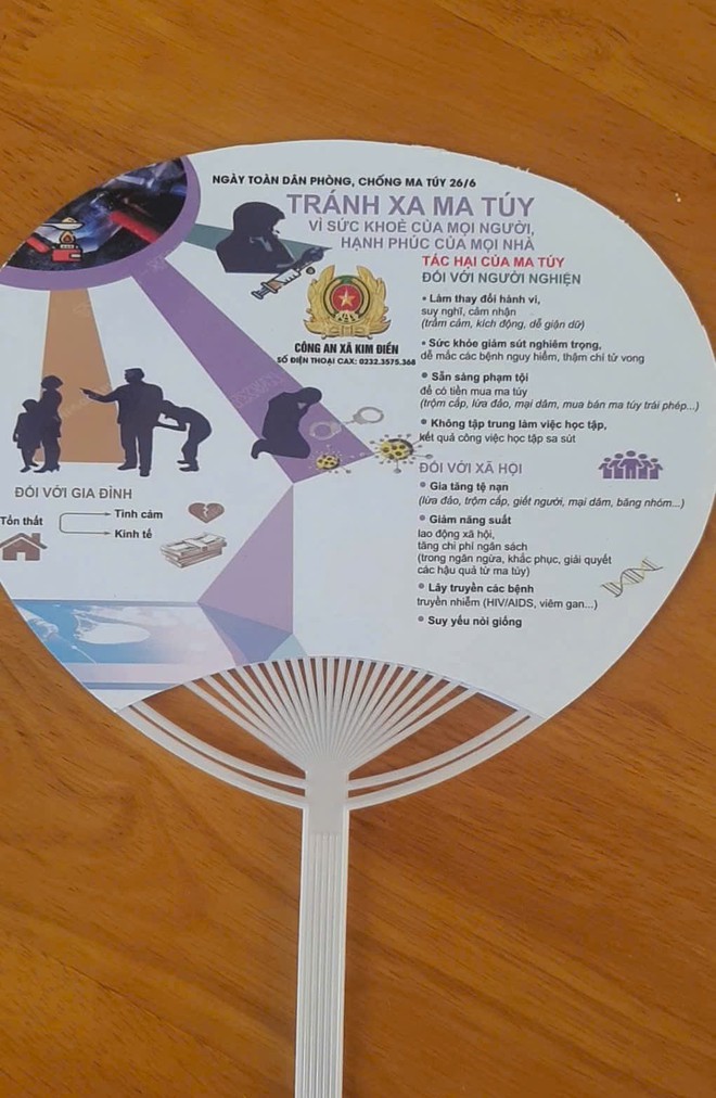 Công an xã tặng quạt cho người dân Kim Điền Giữa nắng nóng mùa hè 2026 - Ảnh 3. Công an xã tặng quạt cho người dân Kim Điền Giữa nắng nóng mùa hè 2026 - Ảnh 3.