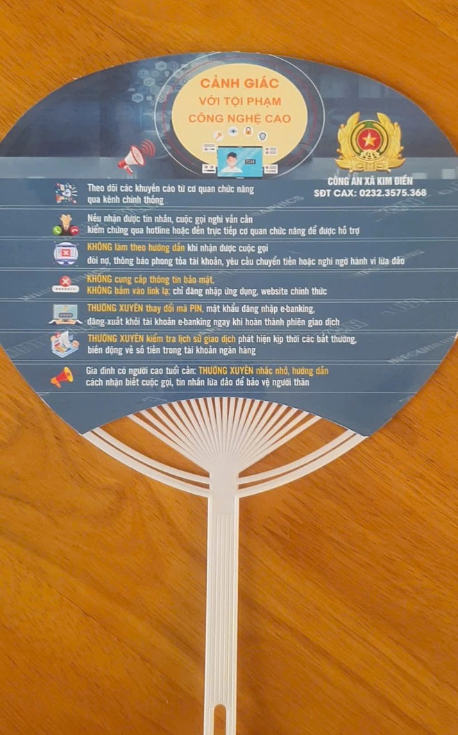 Công an xã tặng quạt cho người dân Kim Điền Giữa nắng nóng mùa hè 2026 - Ảnh 4. Công an xã tặng quạt cho người dân Kim Điền Giữa nắng nóng mùa hè 2026 - Ảnh 4.