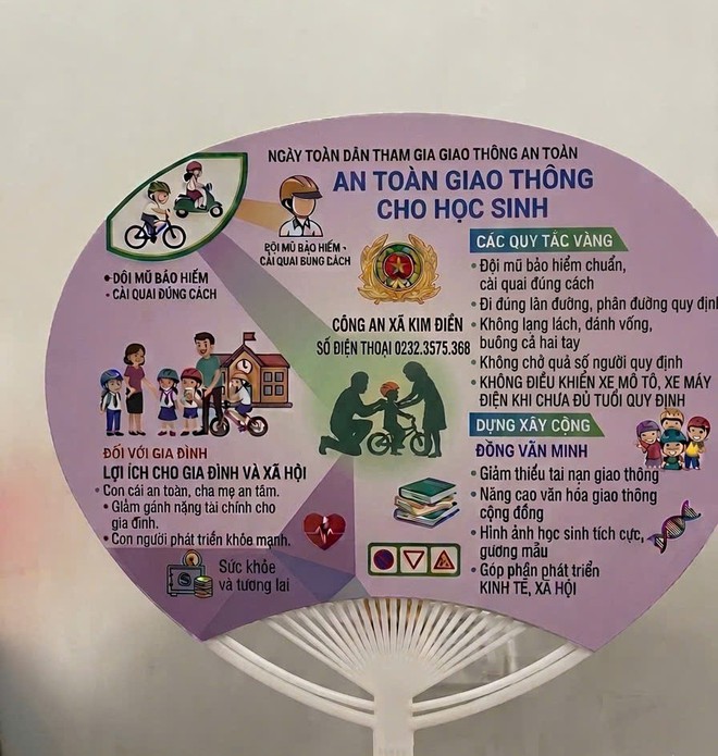 Công an xã tặng quạt cho người dân Kim Điền Giữa nắng nóng mùa hè 2026 - Ảnh 2. Công an xã tặng quạt cho người dân Kim Điền Giữa nắng nóng mùa hè 2026 - Ảnh 2.