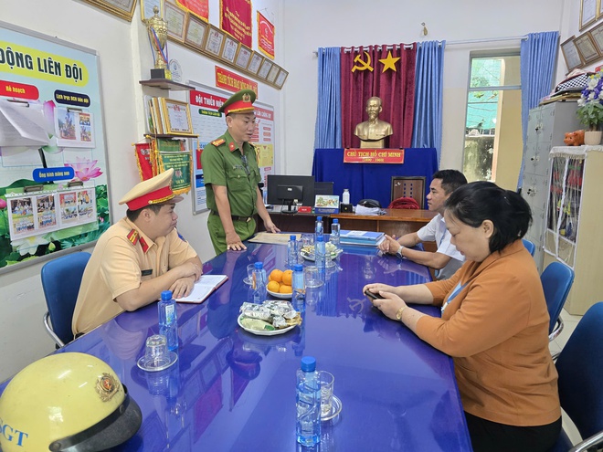 CSGT An Lạc kiểm tra xe điện 'độ chế' tại bãi xe trường học - Ảnh 2.