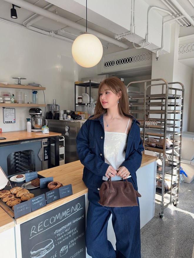 Vẻ ngoài trẻ trung và nổi bật nhờ áo khoác denim dễ phối- Ảnh 7.