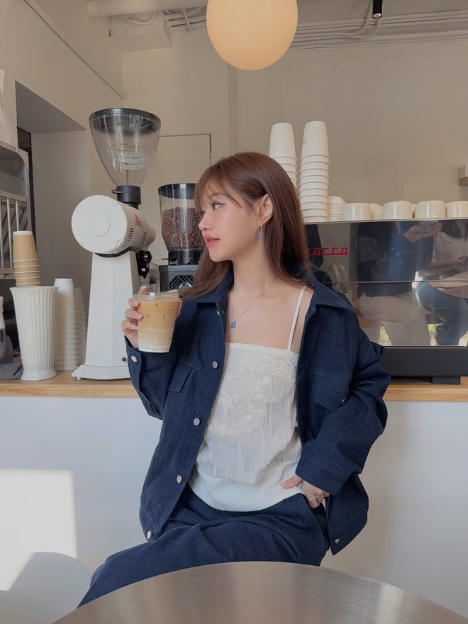 Vẻ ngoài trẻ trung và nổi bật nhờ áo khoác denim dễ phối- Ảnh 8.