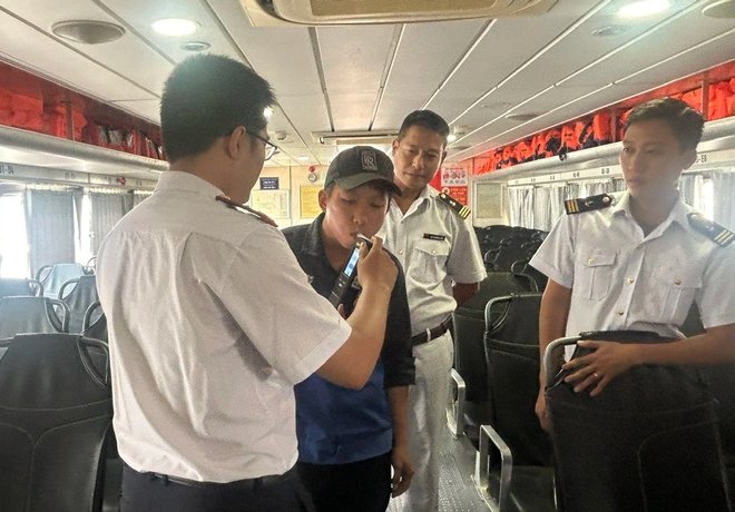 TP . HCM tăng cường kiểm tra t&agrave;u chở kh&aacute;ch tr&ecirc;n s&ocirc;ng S&agrave;i G&ograve;n dịp lễ 2026 - Ảnh 5.