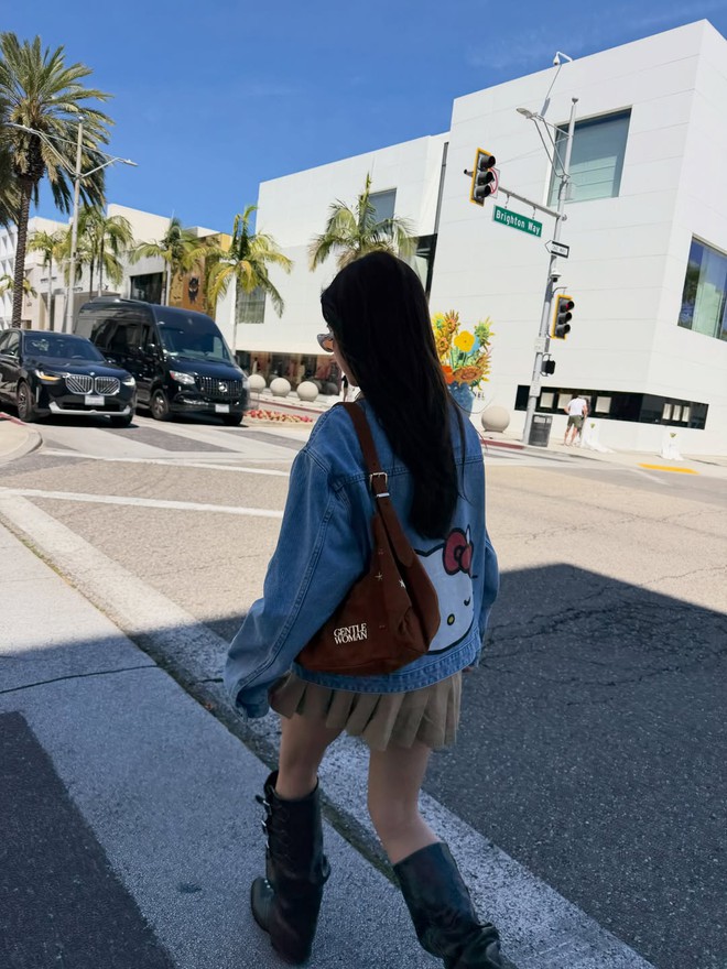 Vẻ ngoài trẻ trung và nổi bật nhờ áo khoác denim dễ phối- Ảnh 2.