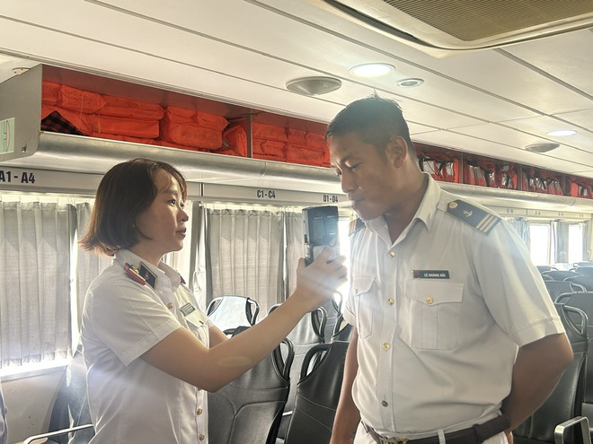 TP . HCM tăng cường kiểm tra t&agrave;u chở kh&aacute;ch tr&ecirc;n s&ocirc;ng S&agrave;i G&ograve;n dịp lễ 2026 - Ảnh 4.