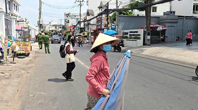 Hàng rong ' bủa vây ' cổng trường ở TP . HCM , sinh viên khốn khổ giữa lòng đường - Ảnh 5.