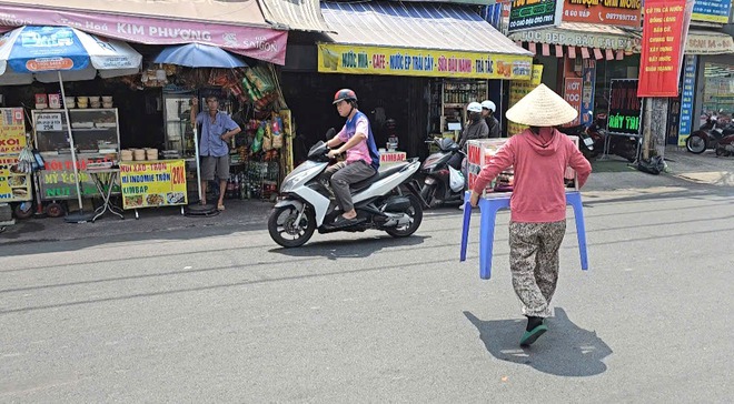 Hàng rong ' bủa vây ' cổng trường ở TP . HCM , sinh viên khốn khổ giữa lòng đường - Ảnh 4.